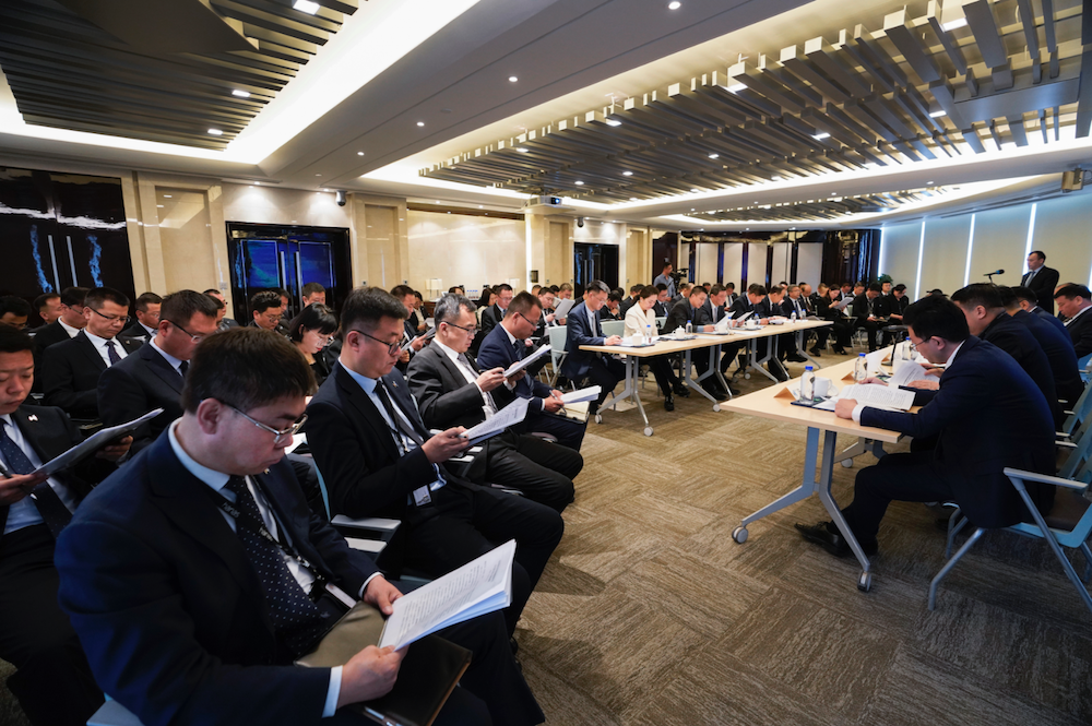 凯发k8娱乐集团理论学习中心组召开专题学习会